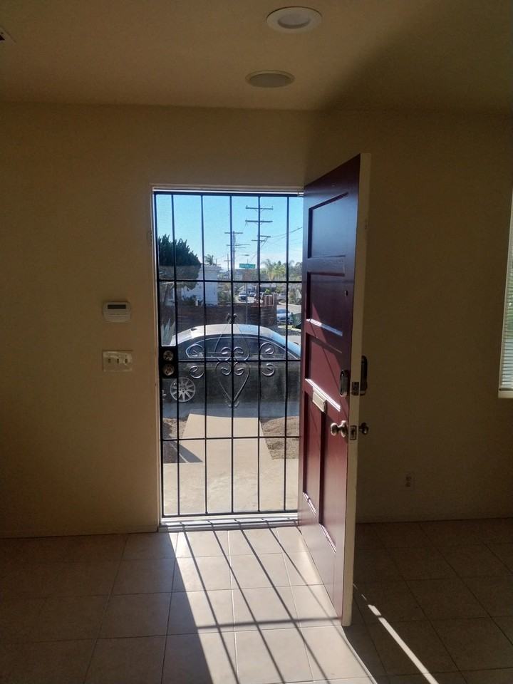 1439 Burton St - Photo 3 of 14