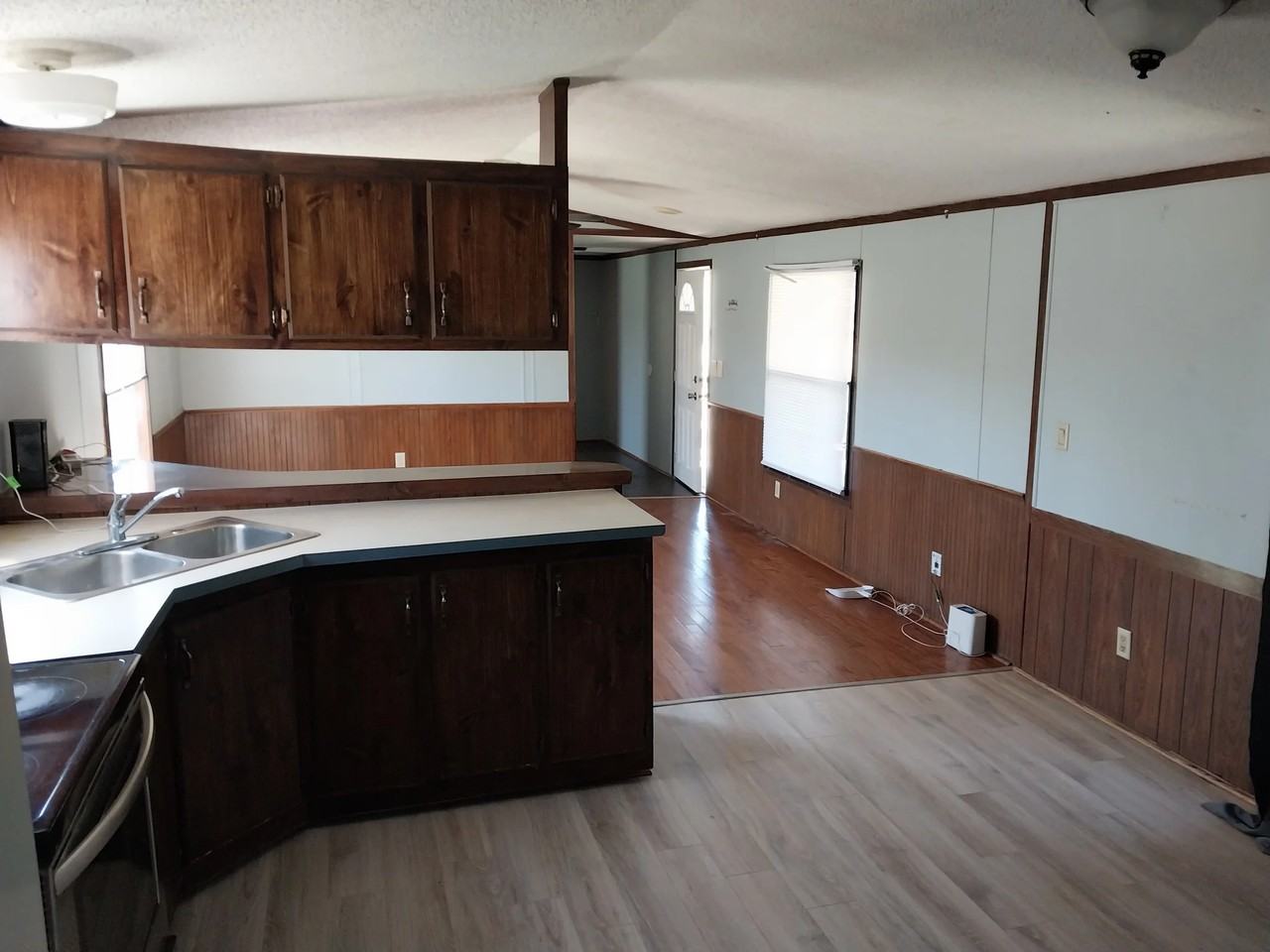 211 Duchess Dr - Photo 2 of 9