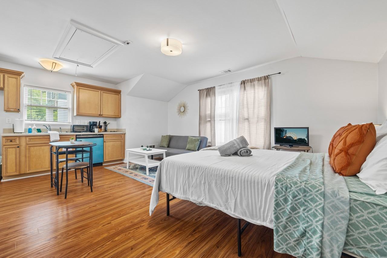 1267 Atlantic Dr Nw - Photo 3 of 10