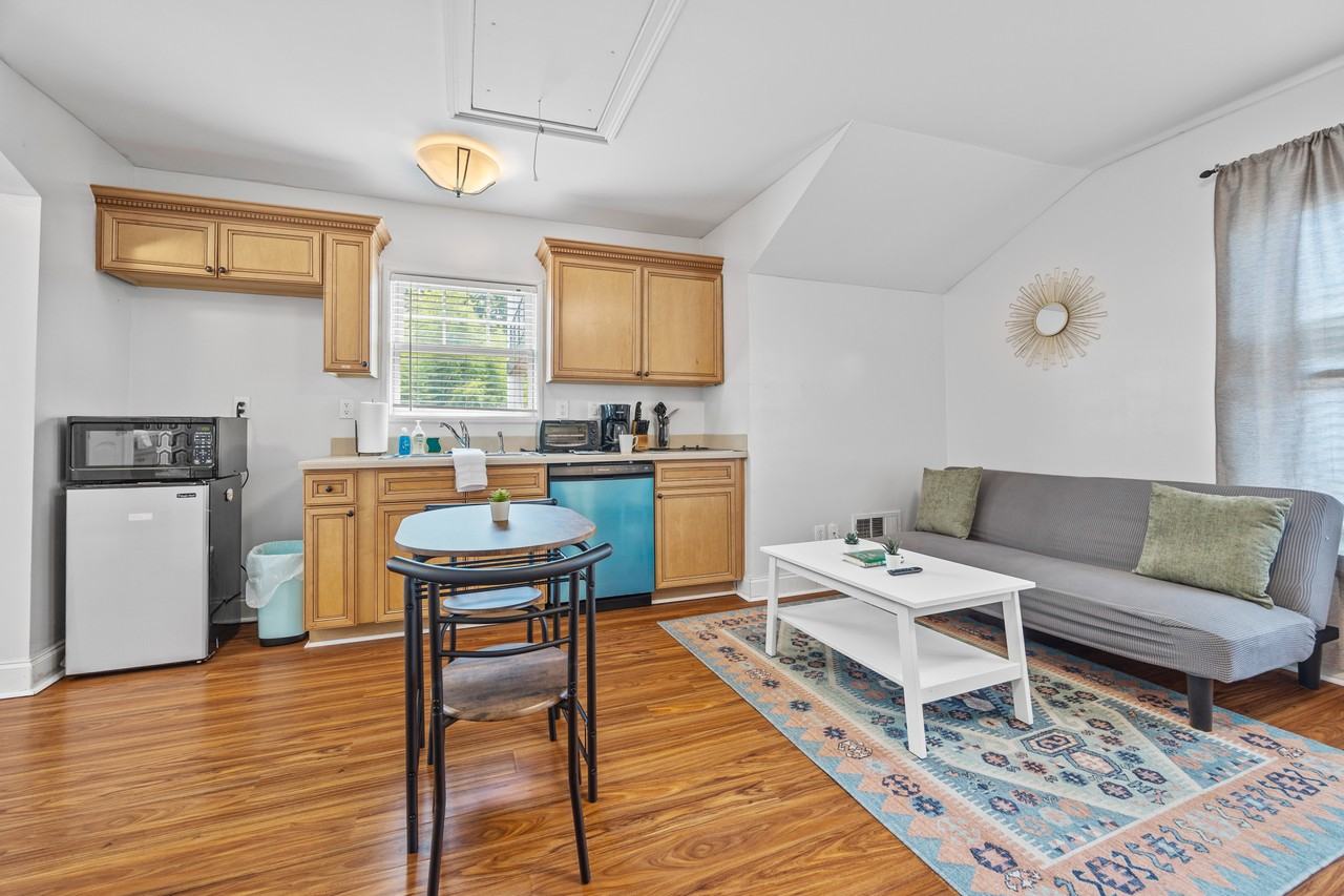 1267 Atlantic Dr Nw - Photo 4 of 10