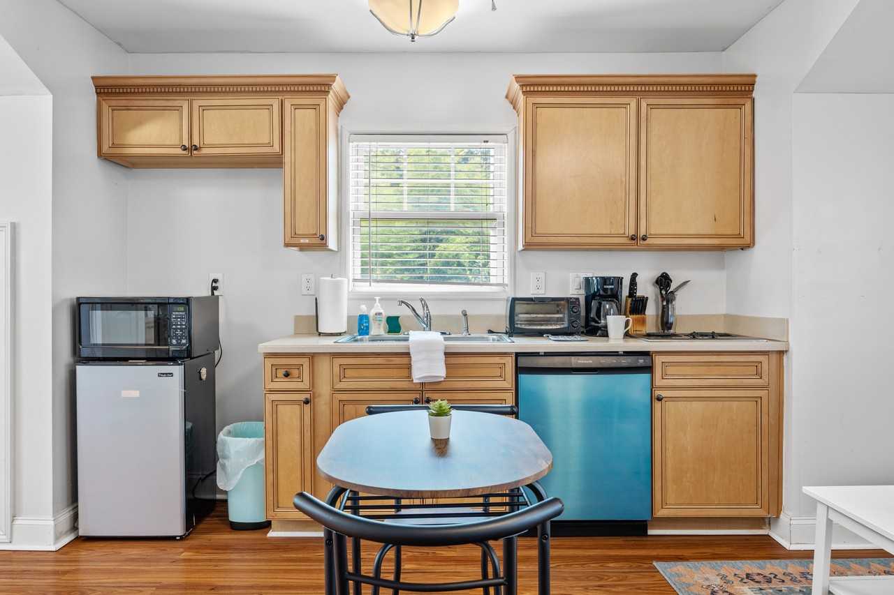 1267 Atlantic Dr Nw - Photo 5 of 10