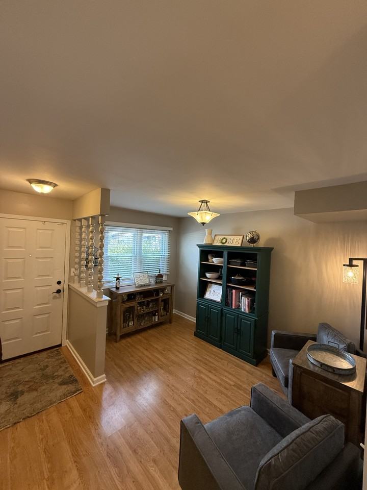7S478 Lynn Dr - Photo 2 of 17