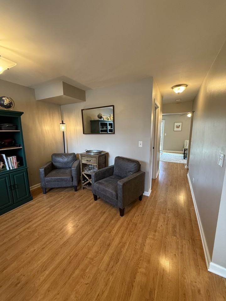 7S478 Lynn Dr - Photo 3 of 17
