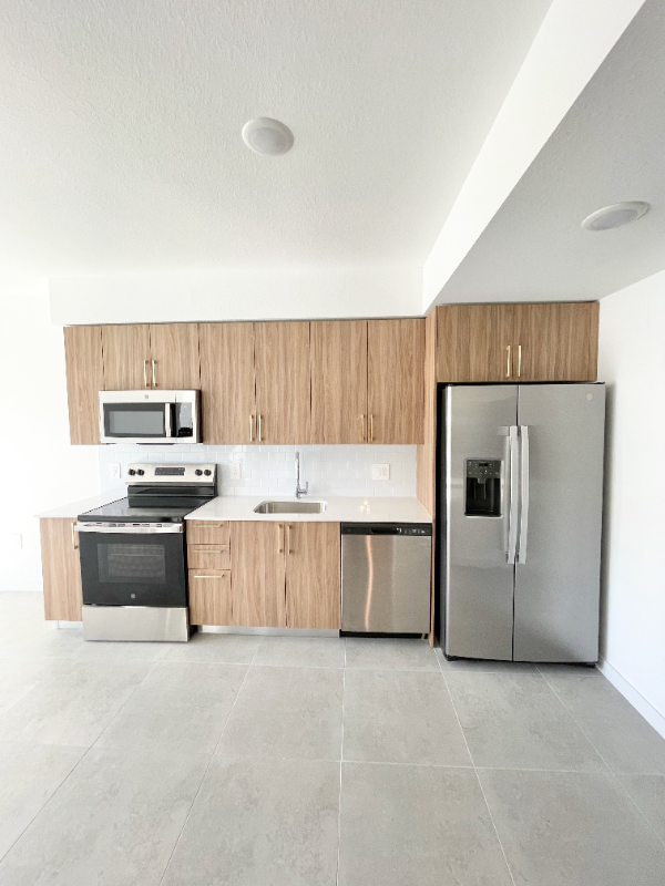 1940 Van Buren St #701