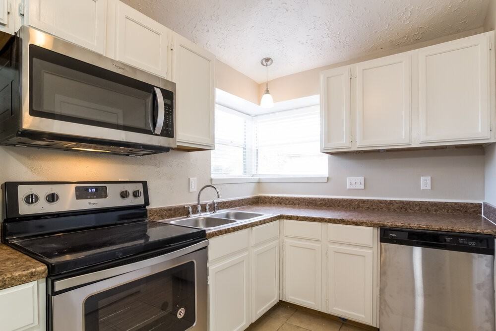 7010 Foxmont Ln - Photo 6 of 15