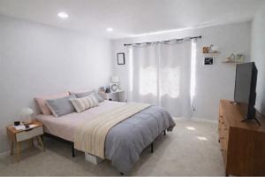 featured image of 1533 N Riverside Ave #32