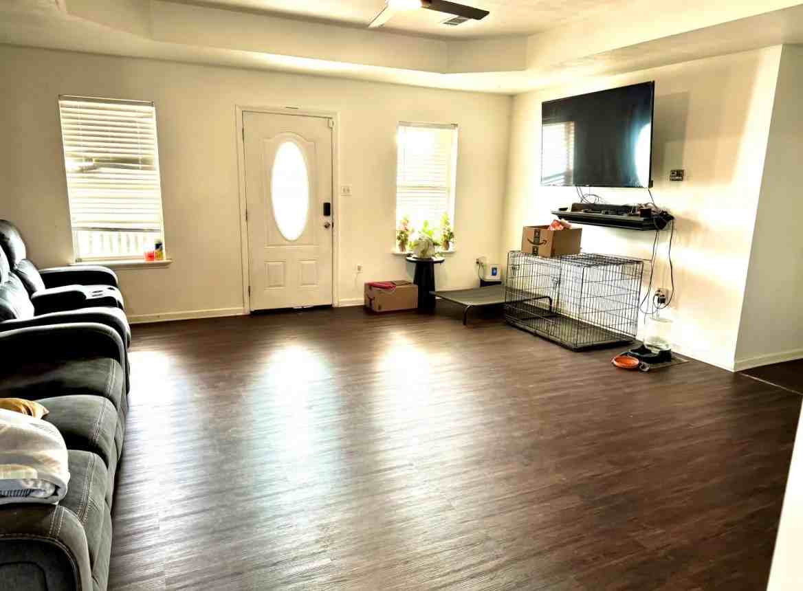 1809 Briarwood St - Photo 3 of 17