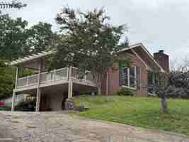 featured image of 212 White Oak St