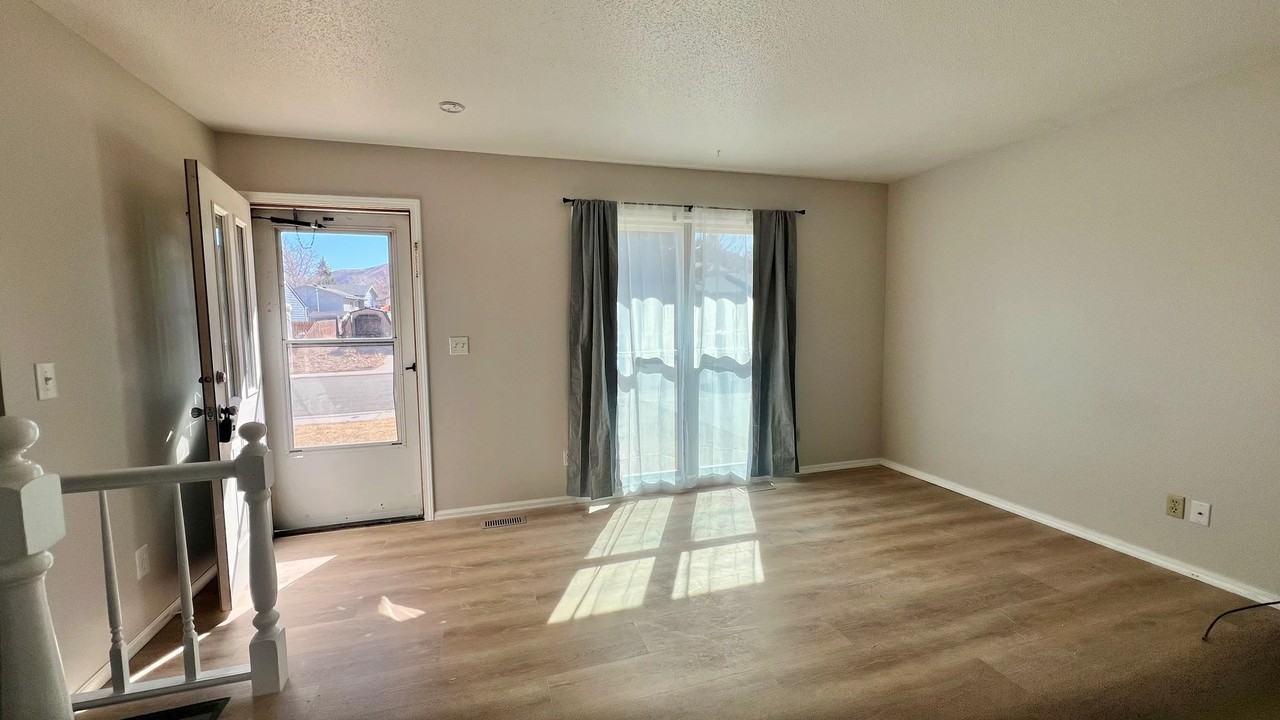 715 Saratoga Dr - Photo 3 of 19