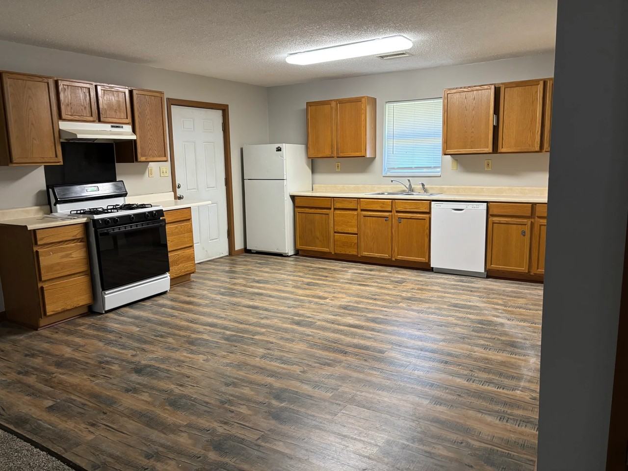 4937 N River Rd #B - Photo 3 of 13