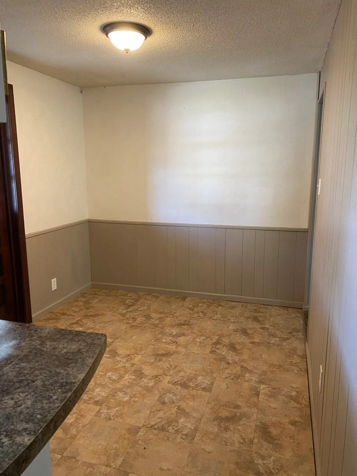 305 Redbud Ln - Photo 3 of 5