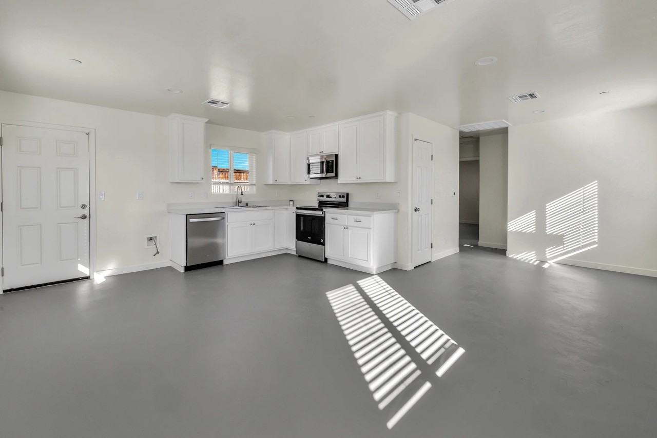 1340 W Mariposa Ave #2