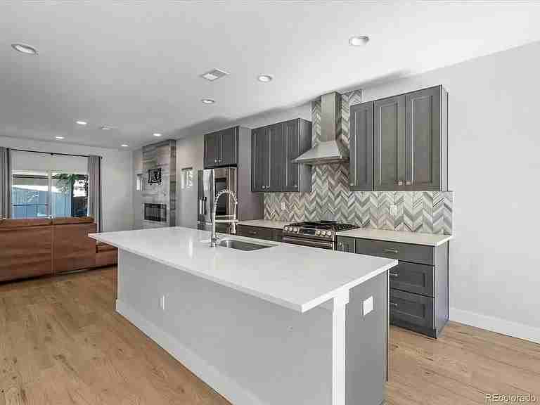 1463 Perry St - Photo 2 of 14