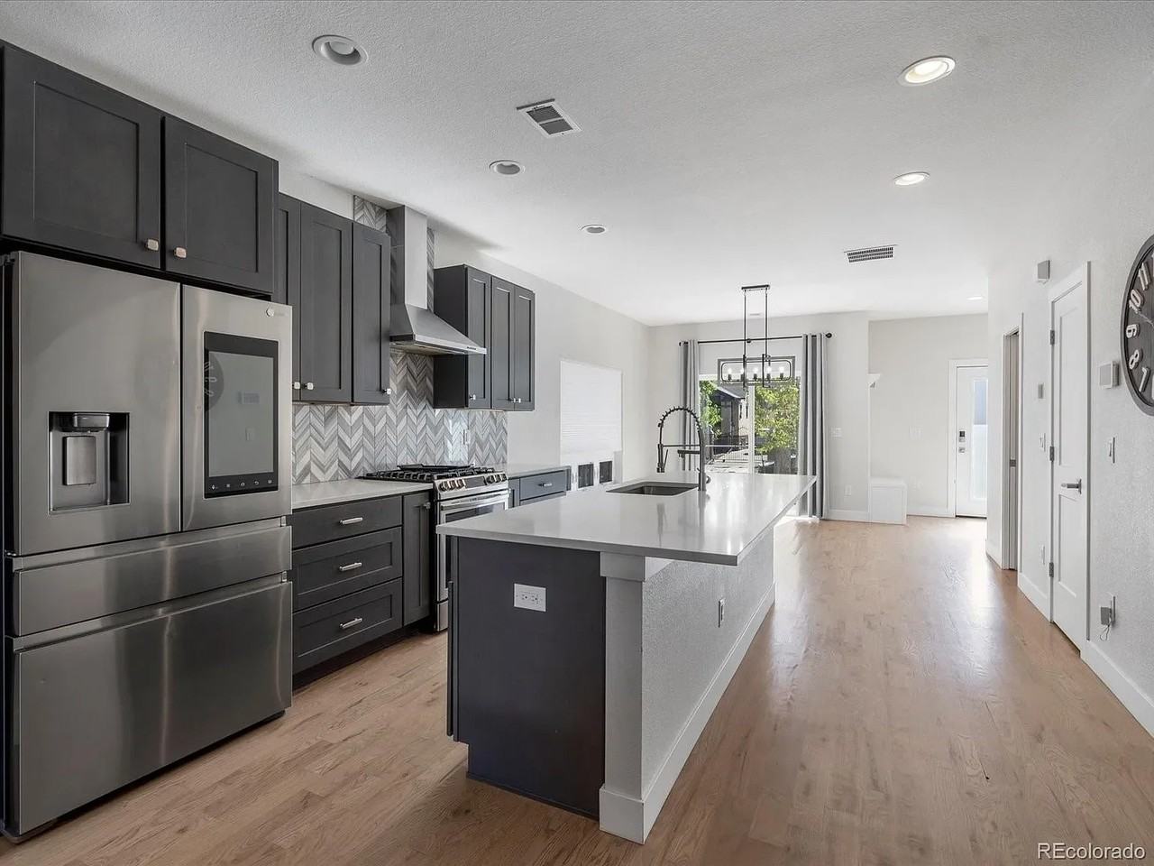 1463 Perry St - Photo 4 of 14