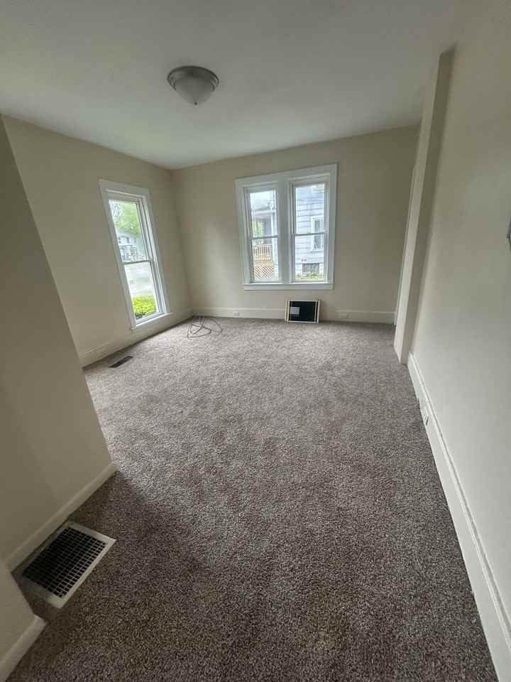 180 Main St #1 - Photo 3 of 18