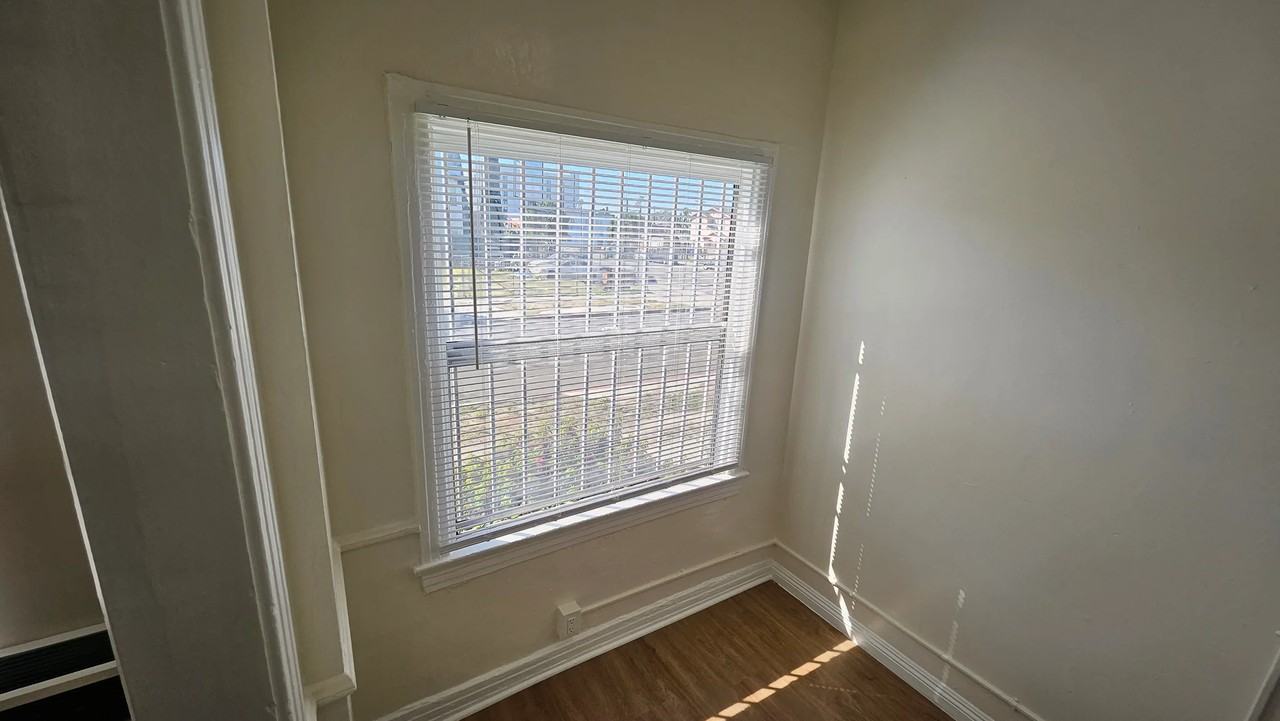 4530 S Normandie Ave #104 - Photo 7 of 17