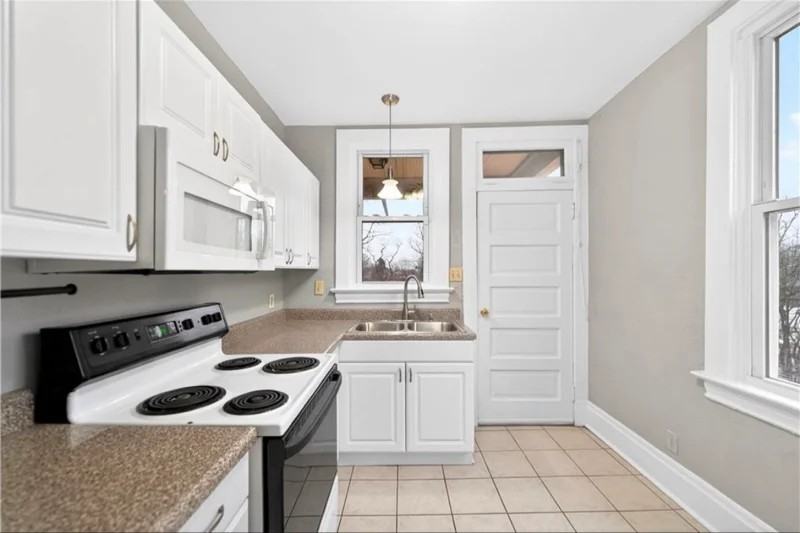 120 Bronx Ave - Photo 5 of 17