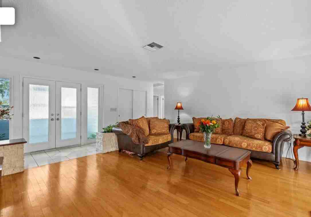 2516 Roberta St - Photo 2 of 19