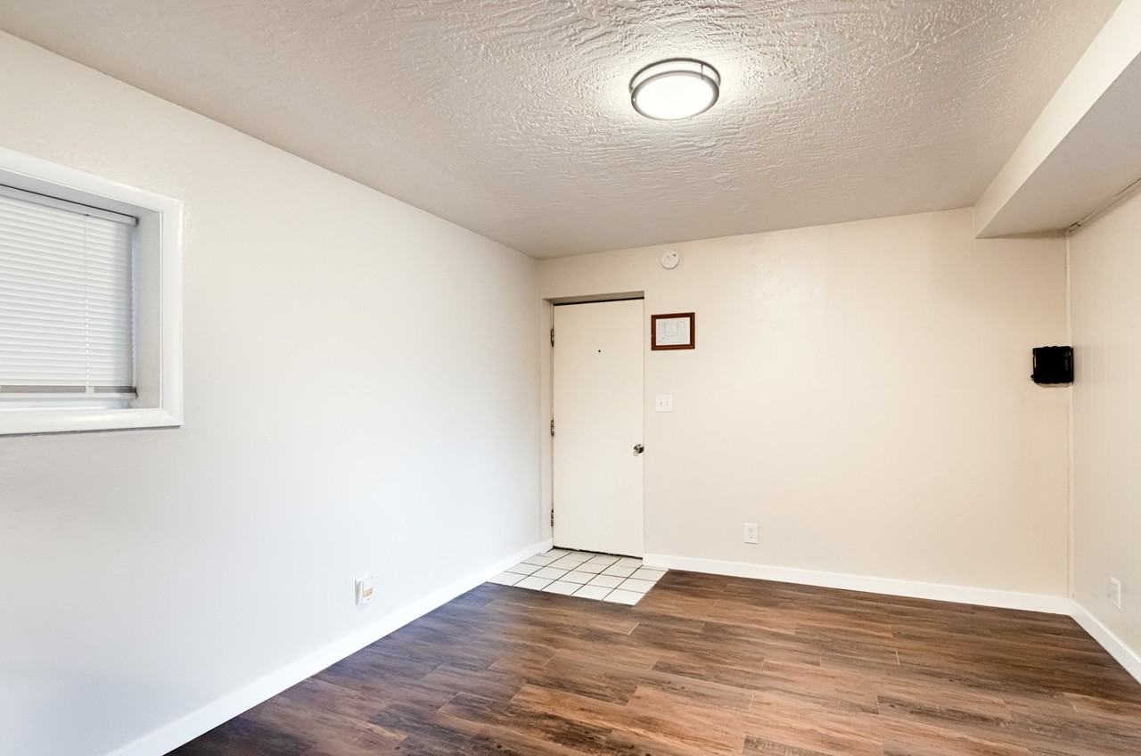 512 Elmwood Dr #1 - Photo 5 of 16