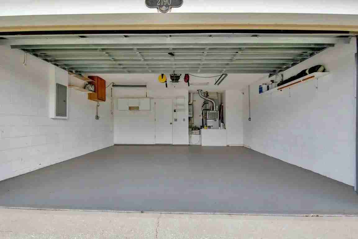 2190 Brookshire Cir - Photo 2 of 20