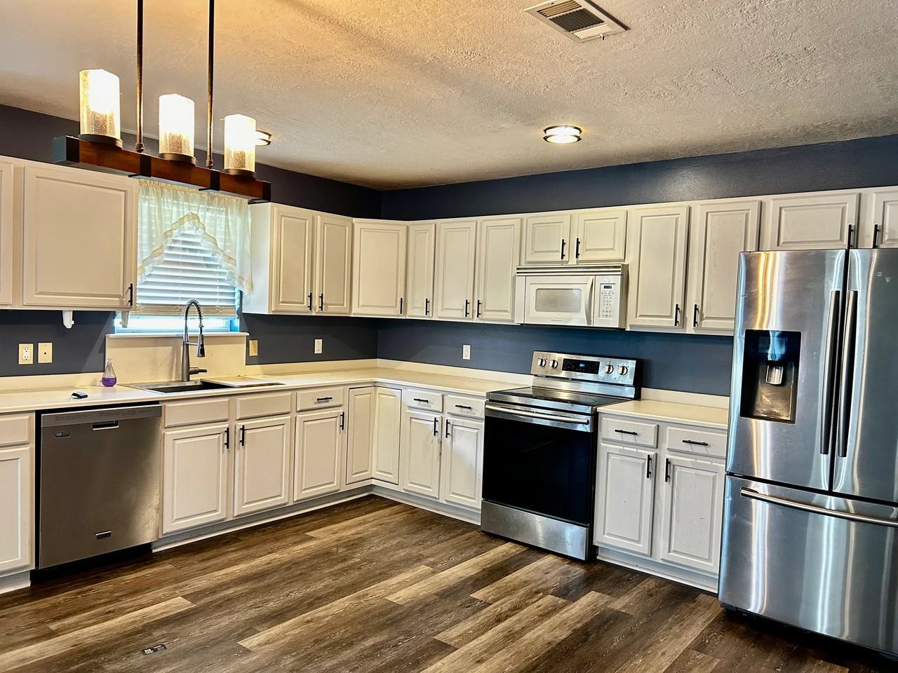 1614 Coach St - Photo 7 of 16