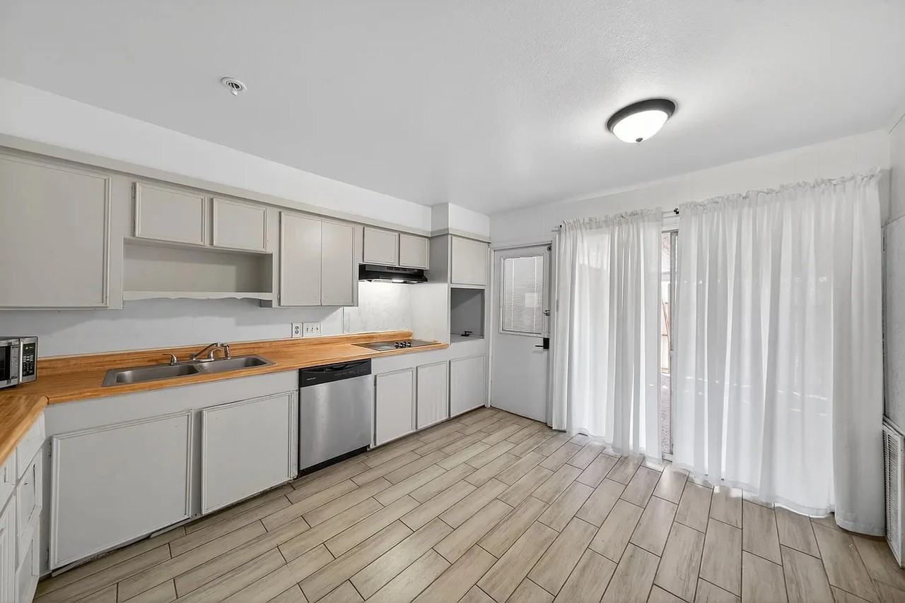 7205 Beechnut St #D - Photo 5 of 9