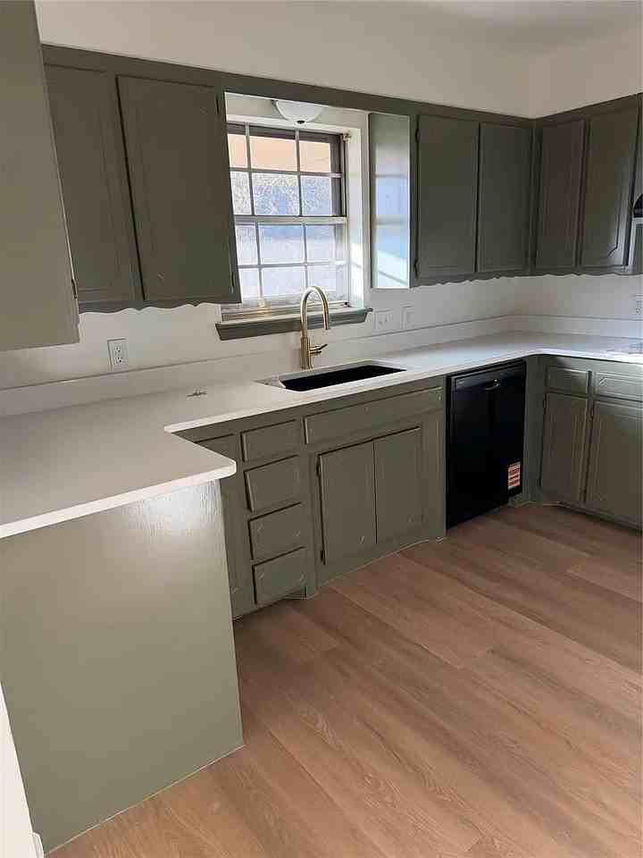 325 S 10th St - Photo 3 of 13