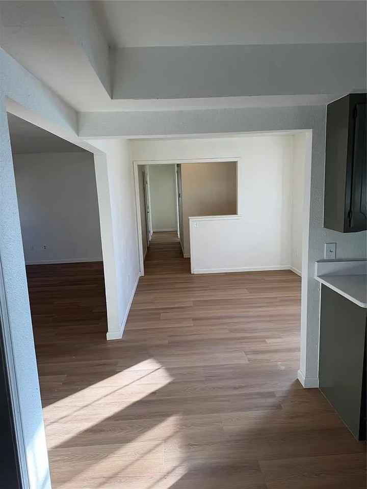 325 S 10th St - Photo 5 of 13