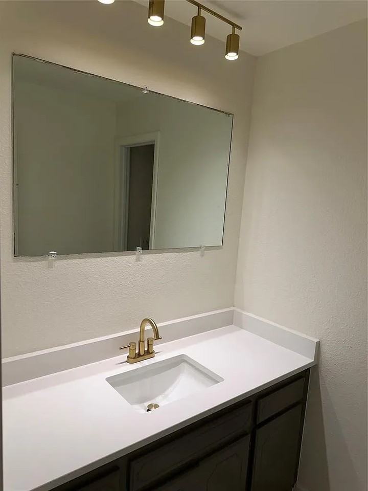 325 S 10th St - Photo 7 of 13