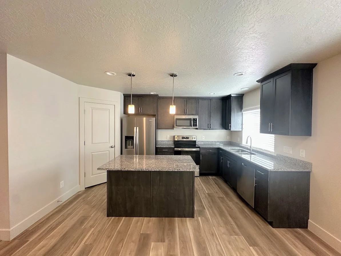 1055 E St - Photo 4 of 41