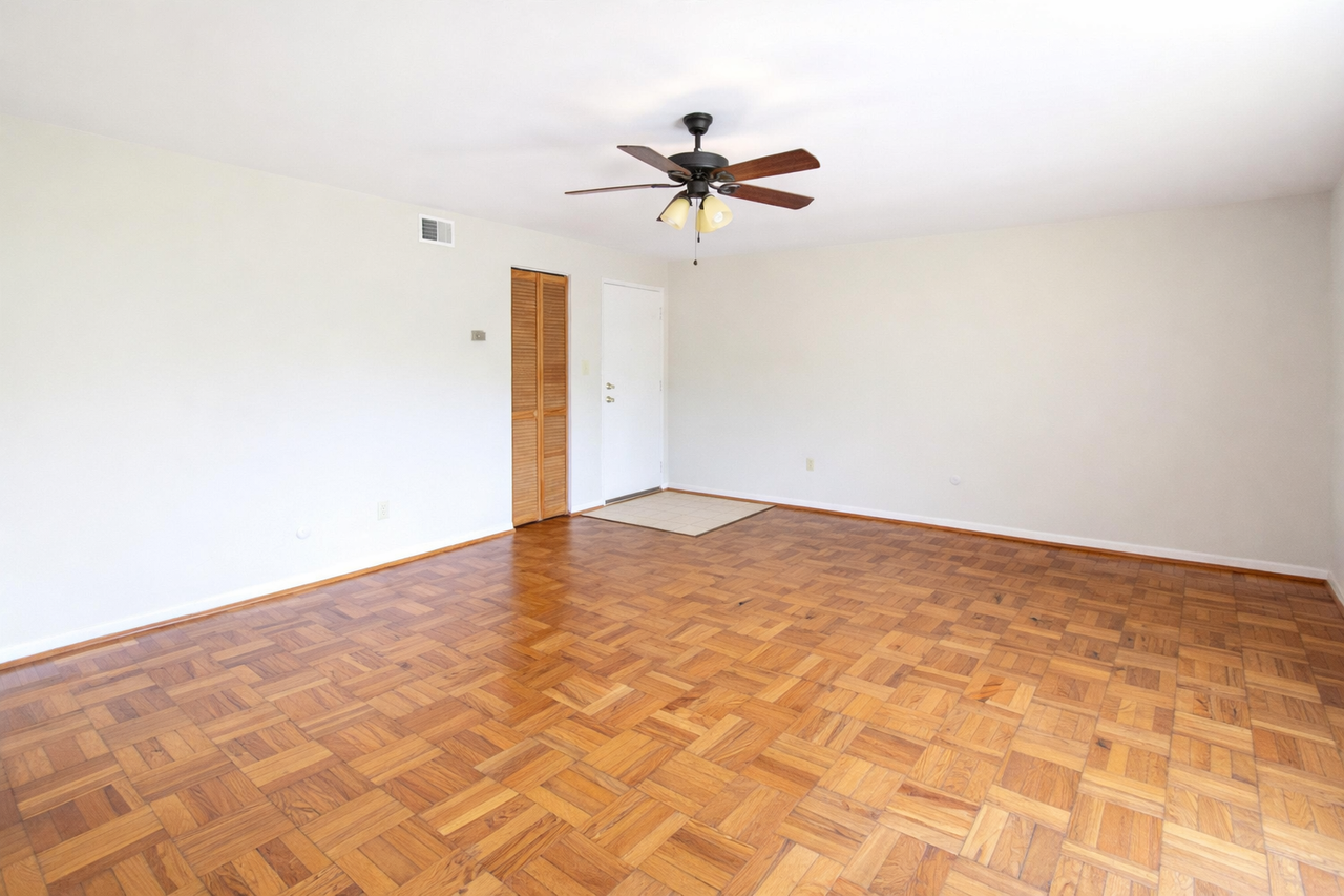 OXFORD COURT APARTMENTS -- 054 - Photo 4 of 22