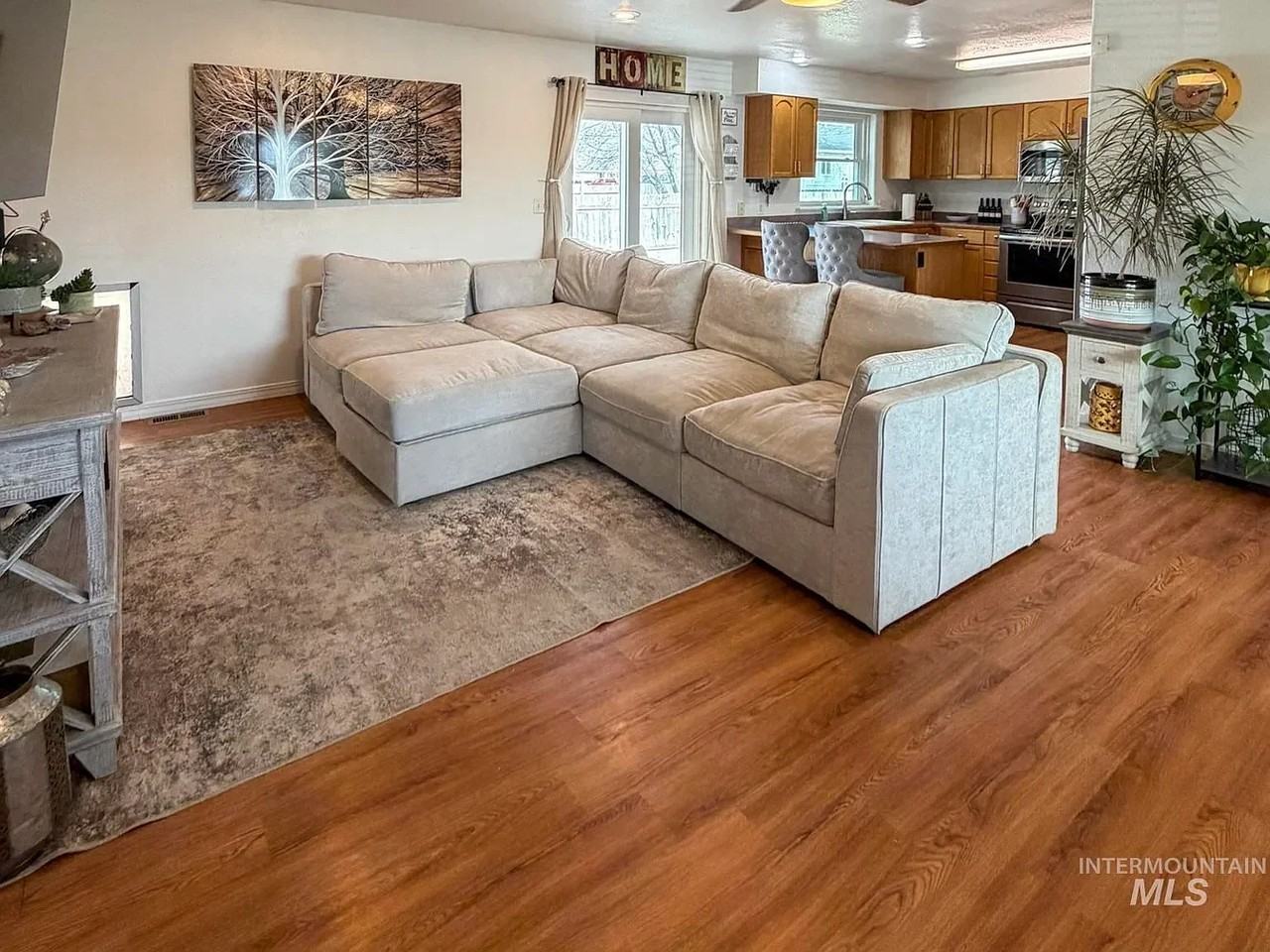 422 Parish Ct - Photo 5 of 16