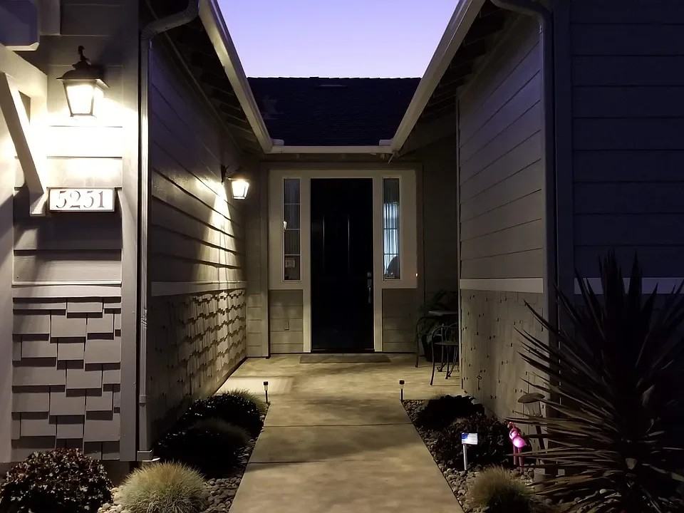 5251 Southcreek Ct - Photo 5 of 18