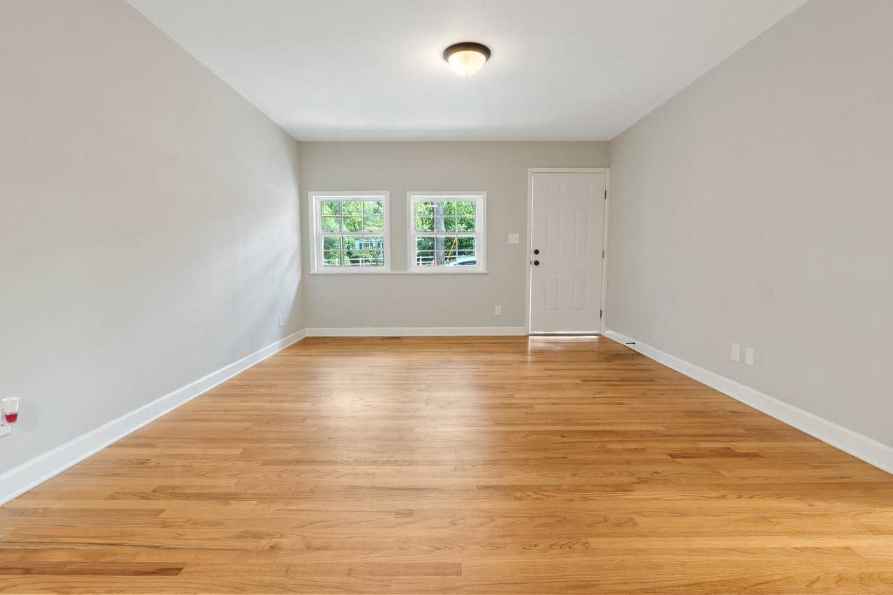 852 North May Street - Photo 7 of 25