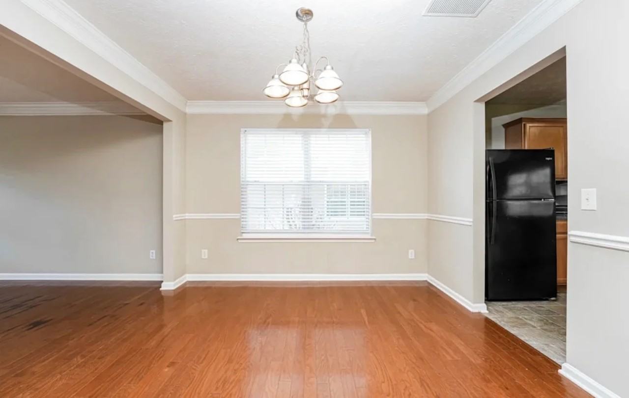 1016 Hawthorn Ln - Photo 2 of 14