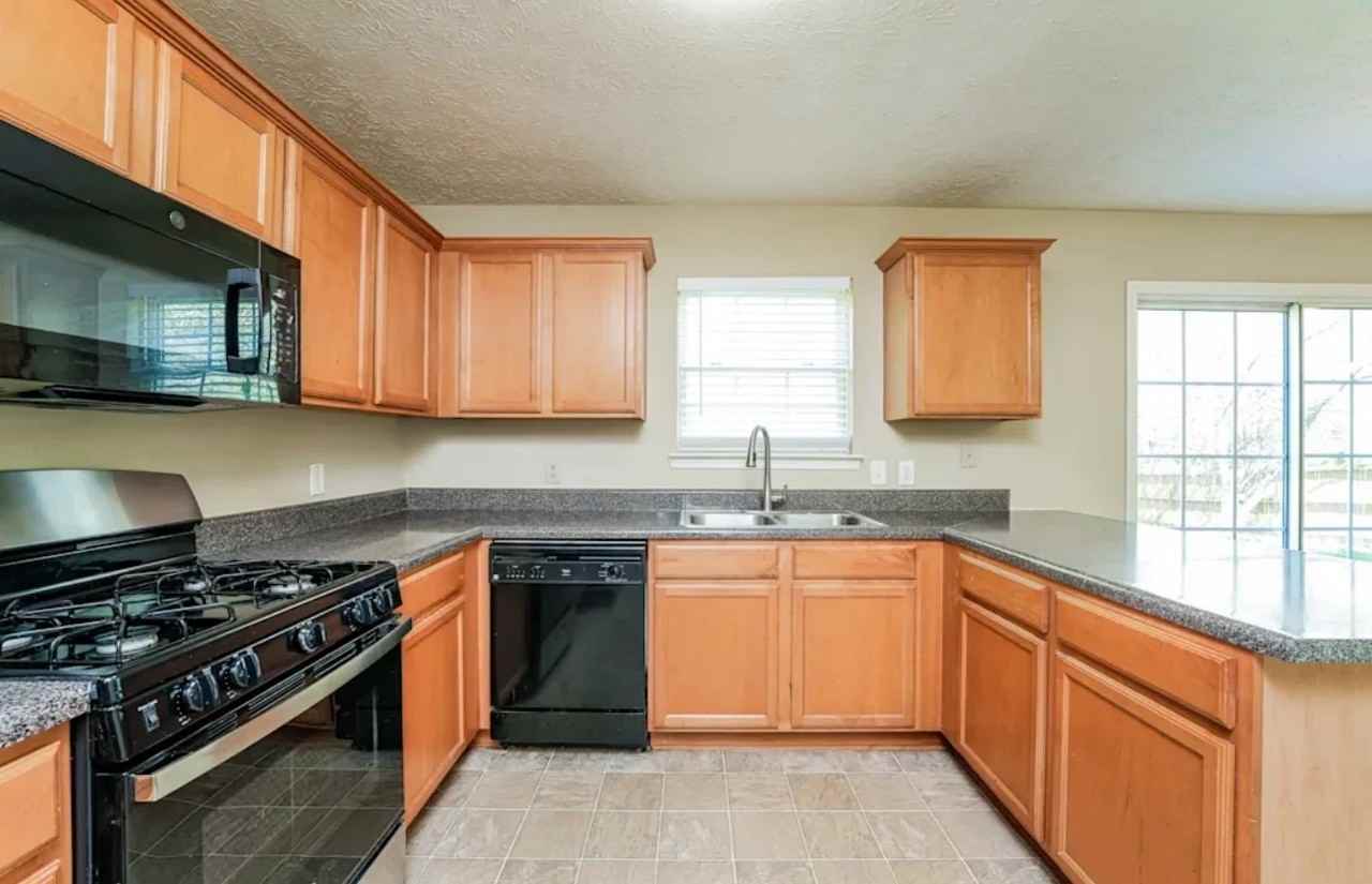 1016 Hawthorn Ln - Photo 3 of 14