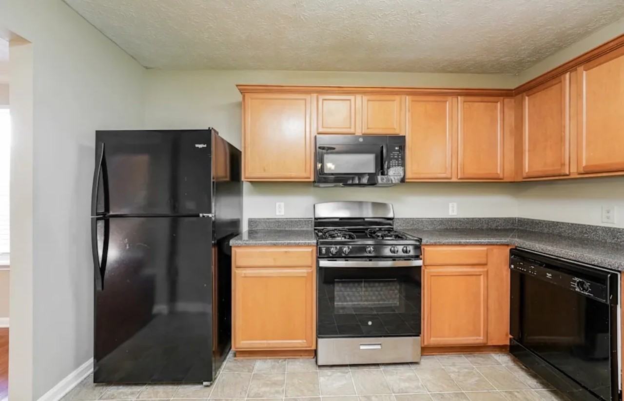 1016 Hawthorn Ln - Photo 4 of 14