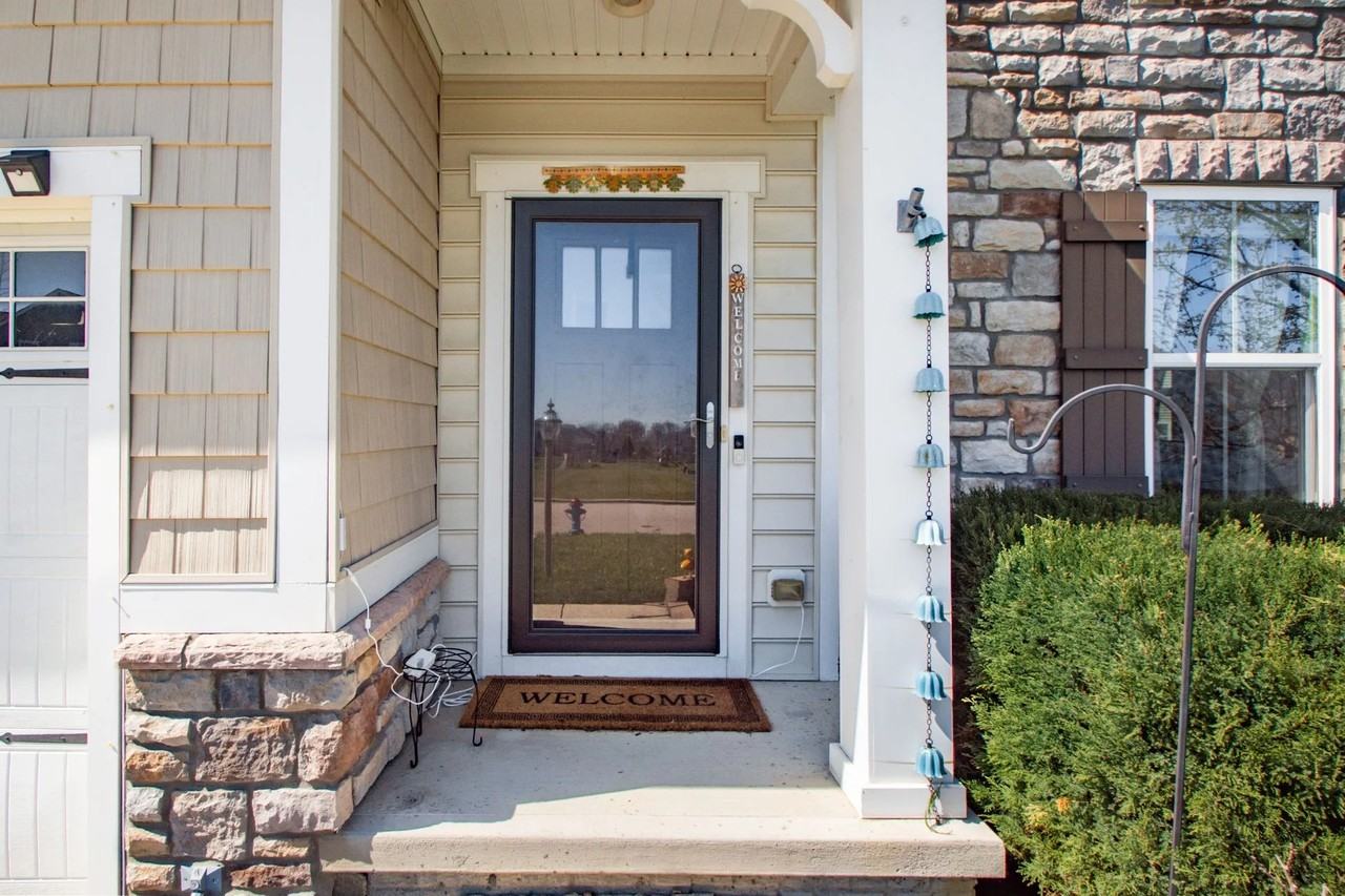 9512 Wintersweet Ln - Photo 4 of 48