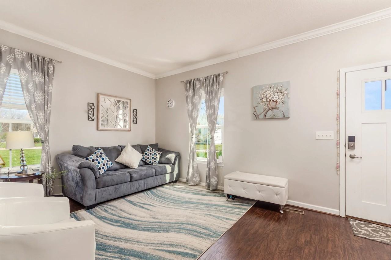 9512 Wintersweet Ln - Photo 7 of 48