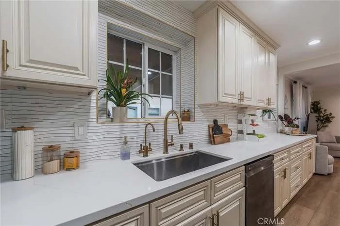 601 W Hillsdale St - Photo 3 of 10