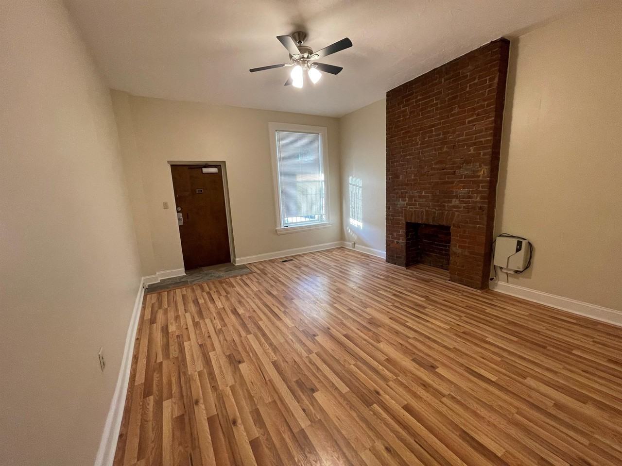 Roup 219 - Photo 3 of 25