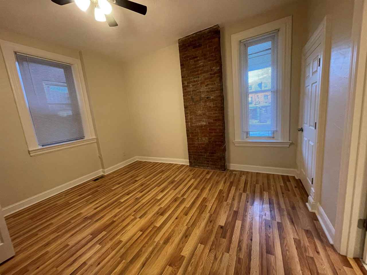 Roup 219 - Photo 4 of 25