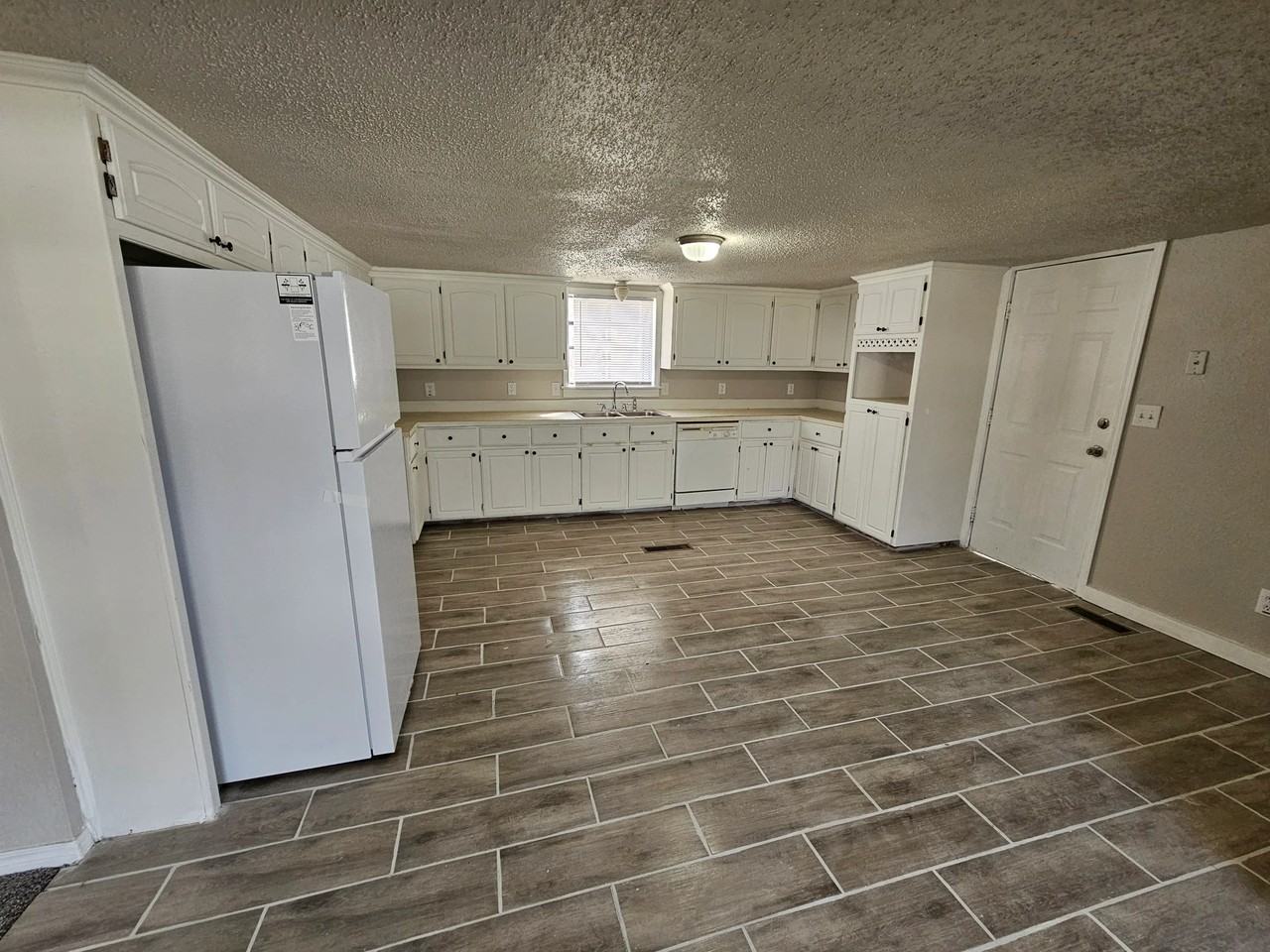 207 S Bixby St - Photo 3 of 18