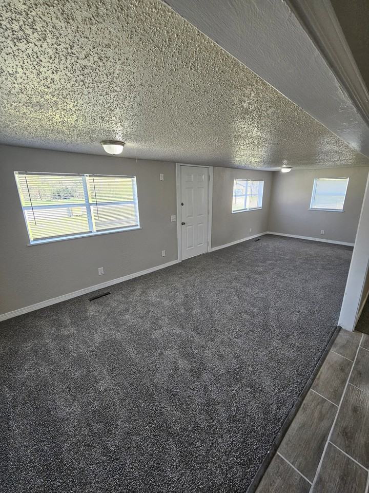 207 S Bixby St - Photo 4 of 18