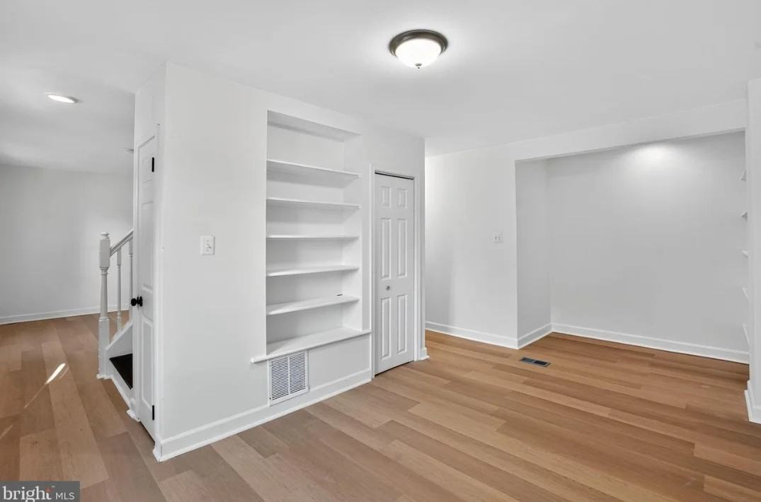 1103 Montgomery St - Photo 2 of 15