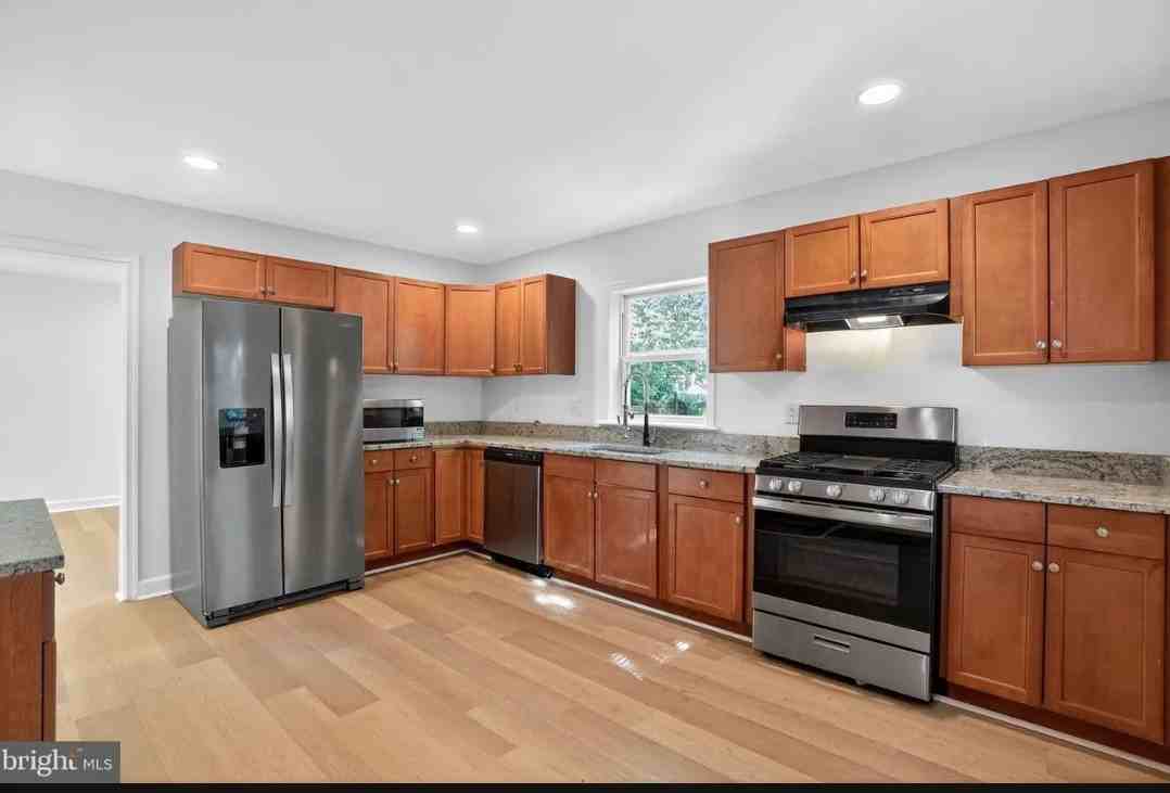 1103 Montgomery St - Photo 5 of 15