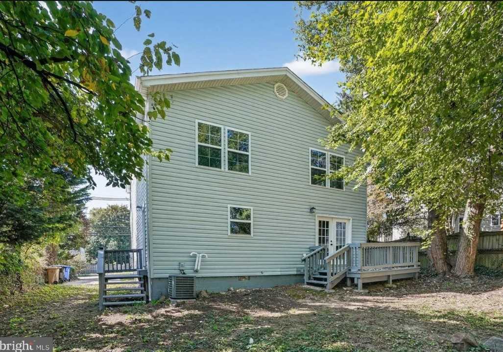 1103 Montgomery St - Photo 6 of 15