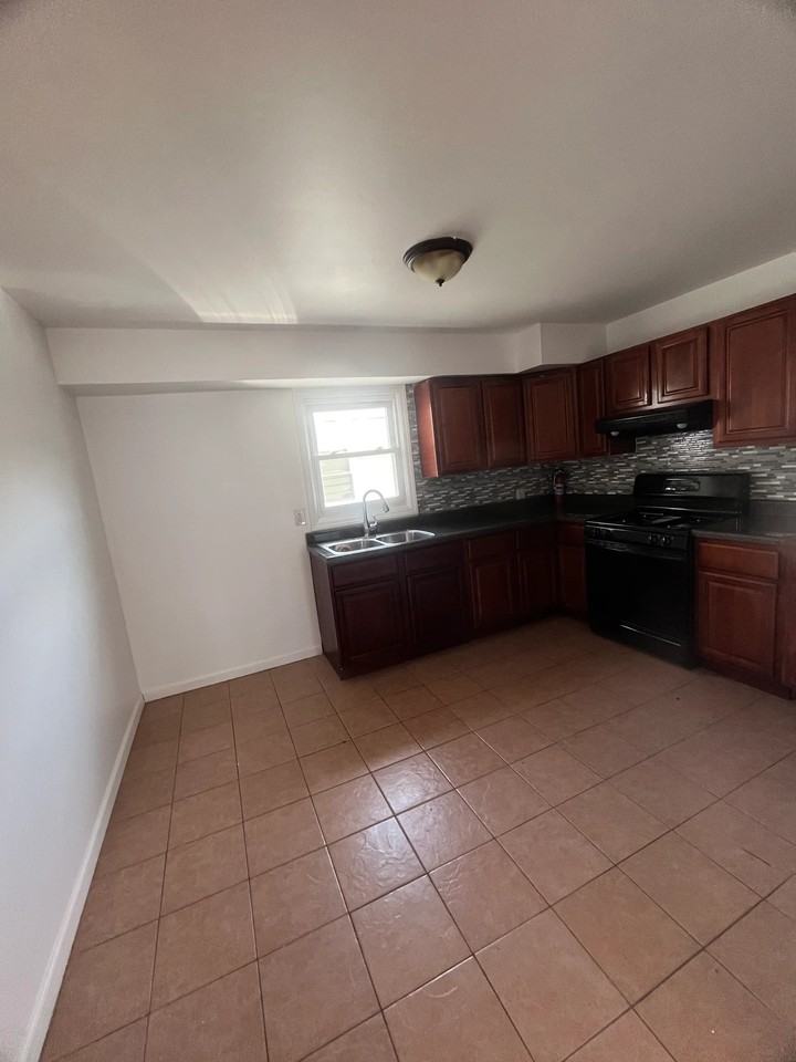 221 Custer Ave - Photo 3 of 7