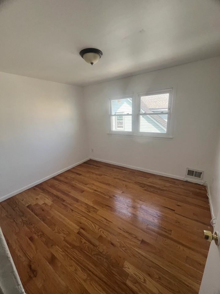 221 Custer Ave - Photo 5 of 7