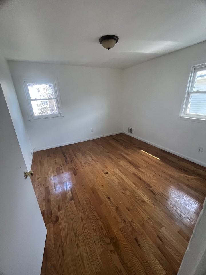 221 Custer Ave - Photo 6 of 7